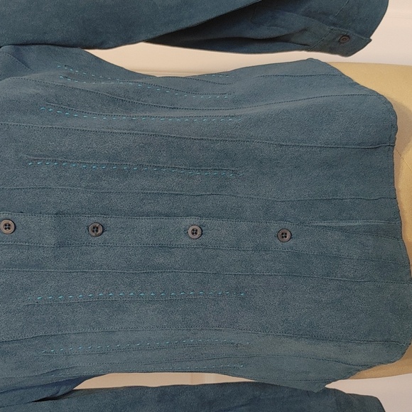 Fitted Blue Button Down Shirt with Long Sleeves and Notched Collar - Picture 3 of 13
